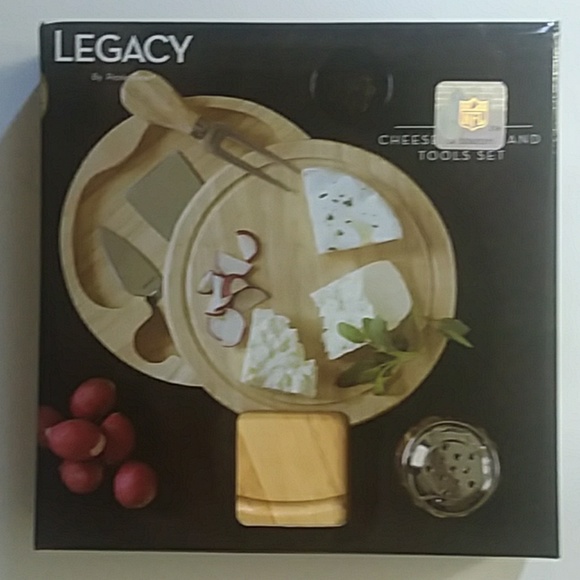 PATRIOTS Picnic Time NFL Team Brie Cheese Set
